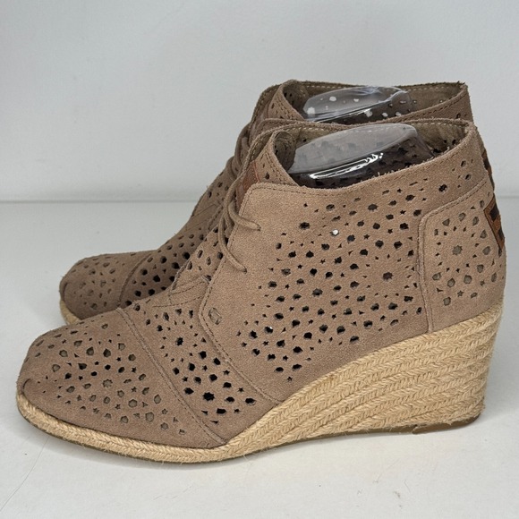 TOMS Boot Womens 9 Desert Wedge Taupe Tan Suede Laser Cutout Lace Up Shoes New - Picture 3 of 8